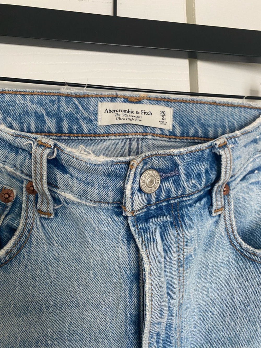 Abercrombie & Fitch 90s Straight Fit High-Rise Jeans in Light Wash - Picture 2 of 4